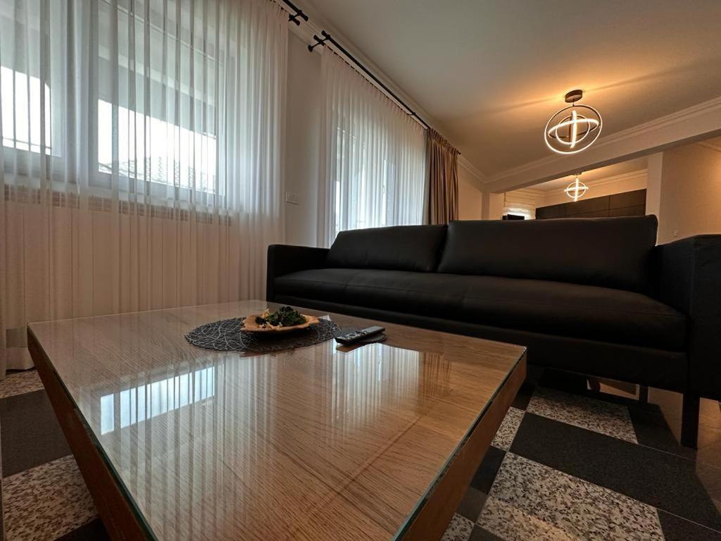 Апартаменти Apartament Adela Giulia Бузеу Екстер'єр фото